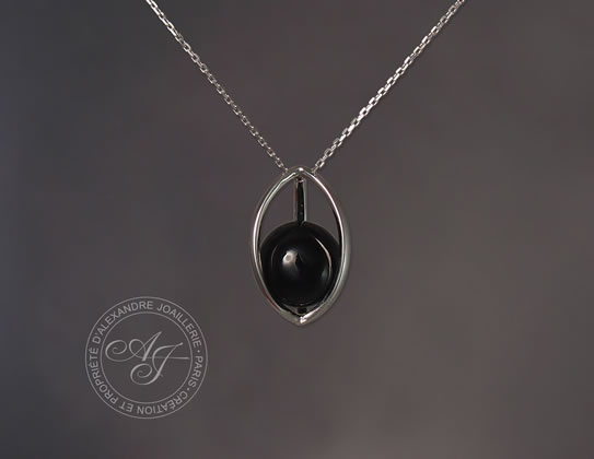 14_pendentif_osiris_170_OB_onyx_X_osiris-or-blanc-pendentif-onyx.jpg